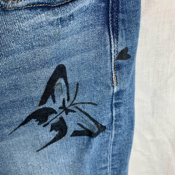 American Eagle stretch mom jeans butterfly stencil jeans size 0 - Picture 11 of 12